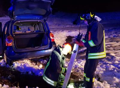 San Ginesio, Incidente tra tre auto a causa del ghiaccio: donna cade in un pozzetto, salvata dai Vigili del Fuoco