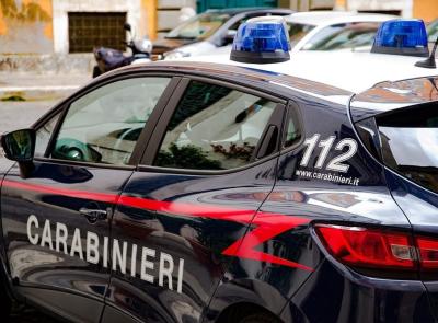 Civitanova, diverbio in strada: scooterista sorpassa e sferra due calci ad un'auto danneggiandola