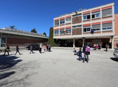 Tolentino, aggressione shock alla scuola Lucatelli: impiegata minacciata con un coltello