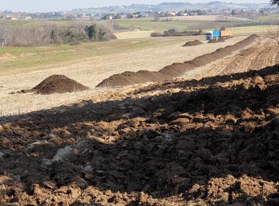 Chiesanuova di Treia, continua il via vai di camion carichi di concime: "Popolazione impotente"