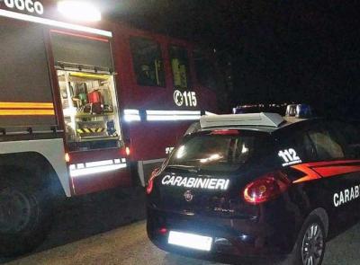 Petriolo, tre auto sventrate dalle fiamme nella notte: indagano i carabinieri
