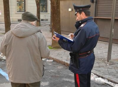 Corridonia, abbraccia un anziano e gli sfila la catenina d'oro: denunciata