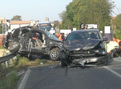 Montecassiano, frontale tra due auto: gravi padre e figlio (FOTO E VIDEO)