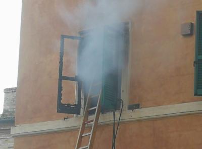 Macerata, incendio in una casa in centro: evacuata la famiglia -FOTO