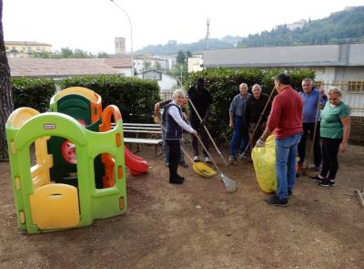 San Severino, nonni volontari all'opera per ripulire il giardino del plesso "Gentili"