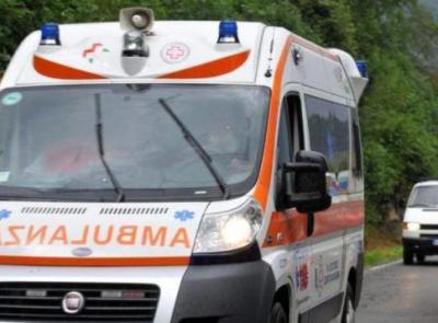 Civitanova, scontro tra auto e scooter: giovane al pronto soccorso