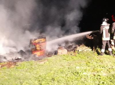 Mogliano, a fuoco una catasta di legname nella notte