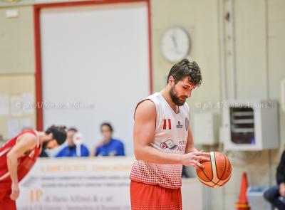 Basket, Macerata piega il Picchio Civitanova nel derby e mantiene la vetta della classifica