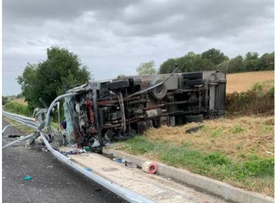 Autocarro si ribalta in A14: conducente trasportato a Torrette in gravi condizioni (FOTO)