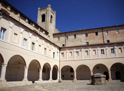 Recanati, parte "Estate al Chiostro": tre serate tra spettacoli live e mercato di artigianato