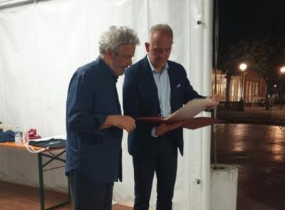 Civitanova, 6 bis e 15 minuti di applausi: Nicola Piovani incanta il pubblico del Varco sul mare