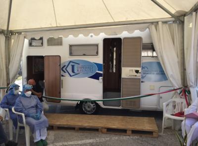 Coronavirus, a Torrette di Ancona arriva il camper per i tamponi rapidi direttamente in auto