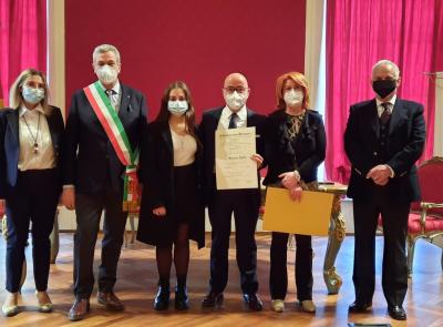 Recanati, Ferdani incontra il Sindaco: onorificenza di Cavaliere consegnata a Stefano Apis
