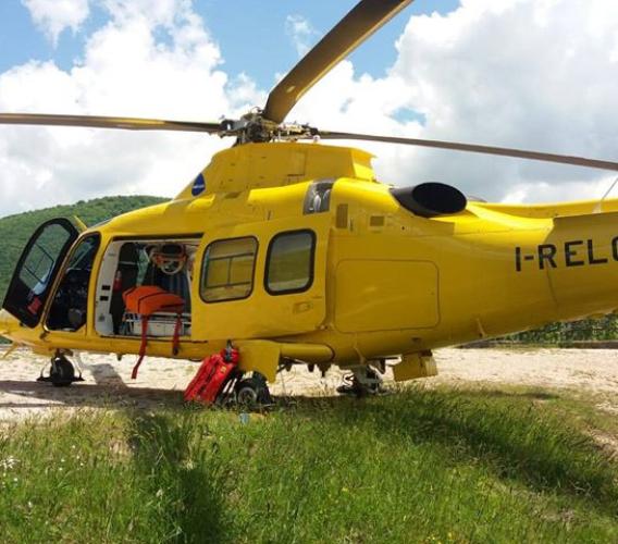 Auto contro moto lungo la Cingolana: centauro trasportato a Torrette