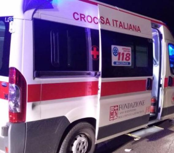 Pollenza, accusa un malore, cade a terra e batte la testa: trasportato in codice rosso all'ospedale