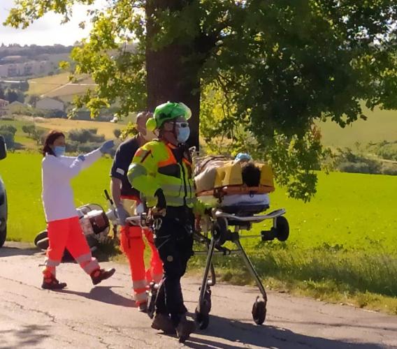 Recanati, perde il controllo della Vespa e si schianta contro un albero: 35enne soccorso in eliambulanza (FOTO e VIDEO)