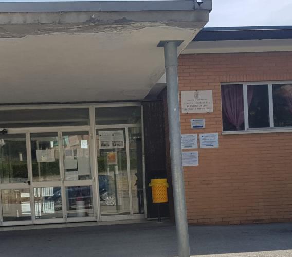 Montefano, tensione alla scuola media:alunno fugge dalla classe. Bloccato in strada