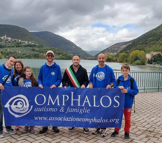 Tappa nei comuni del cratere per il camminatore Pedersoli. Con lui i volontari dell' Omphalos