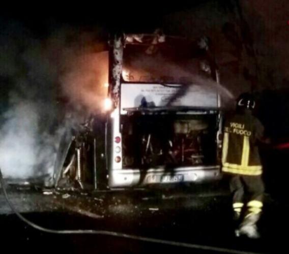 Va a fuoco un pullman sull'A1: c'erano studenti marchigiani a bordo