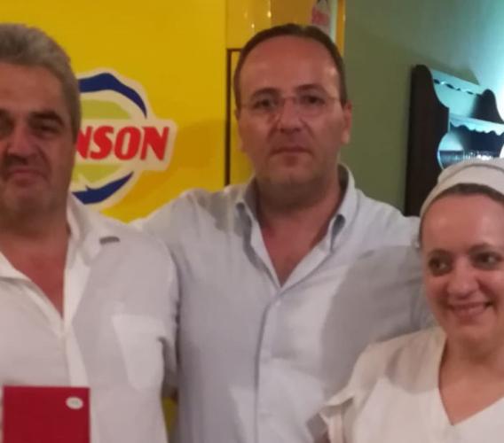 Camerino, 20 anni per l'agriturismo La Finestrella: il sindaco Pasqui premia la famiglia Consoli