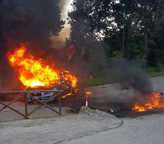 Moto si incendia e finisce sotto un'auto: centauro ricoverato in ospedale