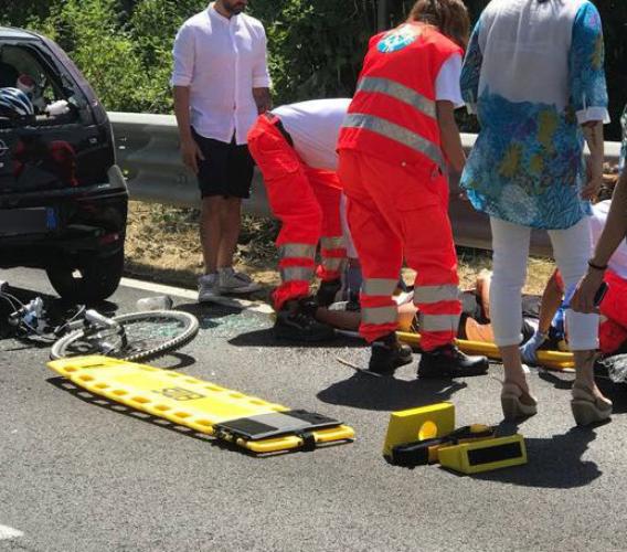 Ciclista tampona un'auto: trasportato a Torrette con l'eliambulanza