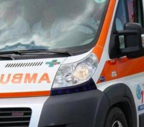 Pioraco, si ribalta l'auto: due persone finiscono all'ospedale