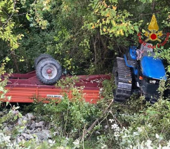 Esanatoglia, si ribalta con il trattore: trasportato ad Ancona con l'eliambulanza