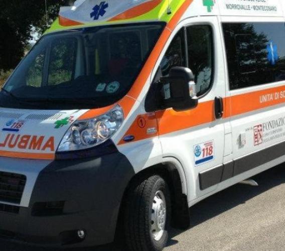 Interviene per un soccorso in casa, ambulanza resta impantanata: tirata fuori dai vigili del fuoco