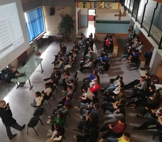 Castelraimondo: i ragazzi dell'Istituto Strampelli a scuola di "social" con la Polizia Postale