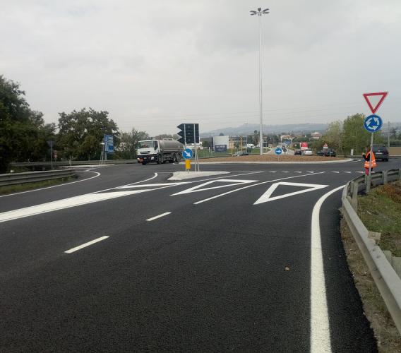 Ultimati i lavori sulla rotatoria di Montecosaro