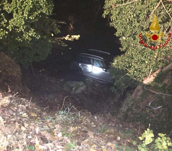 Castelraimondo: con l'auto nel fiume