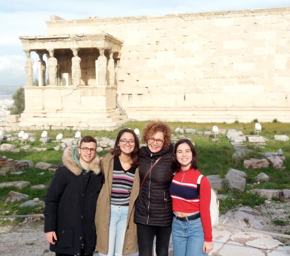 Macerata, studenti del liceo Classico Leopardi ad Atene: sono ospiti dell’Ambasciata greca in Italia (FOTO)