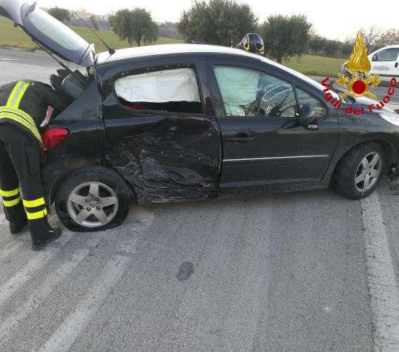 Pollenza, incidente tra due auto all'incrocio di Contrada Vaglie (FOTO)