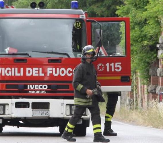 Porto Potenza, bambina rimane intrappolata nell'auto: intervengono i Vigili del Fuoco