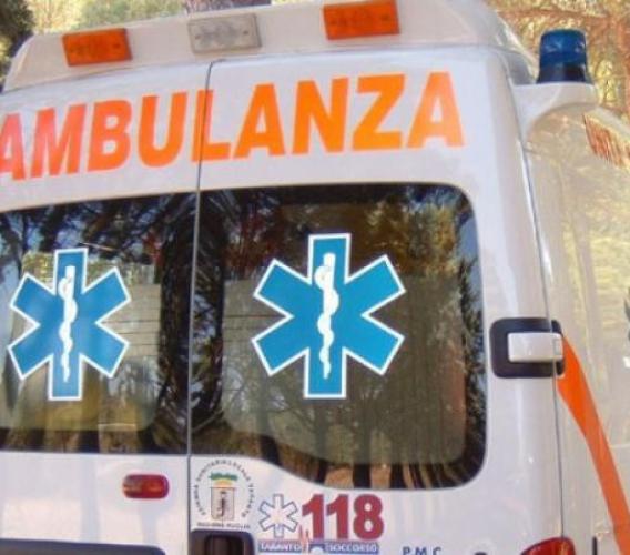 Si cappotta con l'auto a Monte San Martino: paura per un uomo