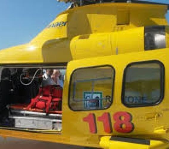 Montecassiano, l'auto si sfrena e travolge una donna. Trasportata a Torrette. È grave