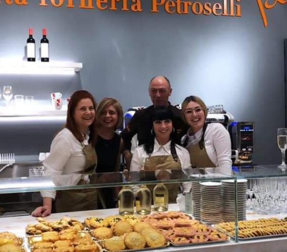 Monte San Giusto. Taglio del nastro per i rinnovati locali di Petroselli Pregiata Forneria (FOTO)