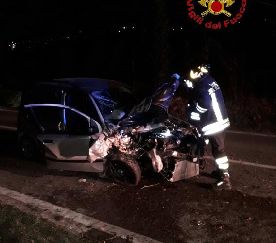Urbisaglia, finisce con l'auto contro un albero: giovane trasportato a Torrette