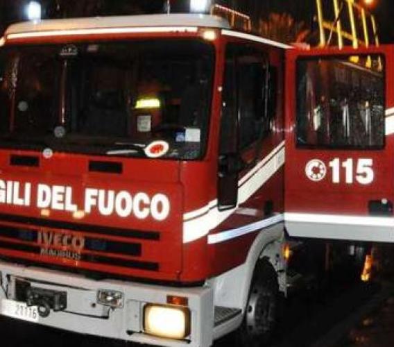 Sant'Angelo in Pontano, scoperchiato il tetto di una fabbrica per il forte vento