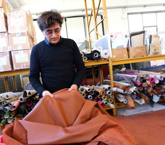 Resistenza e valore del Made In Italy con lo sguardo all'Oriente: la storia della pelletteria Stephen di Pollenza