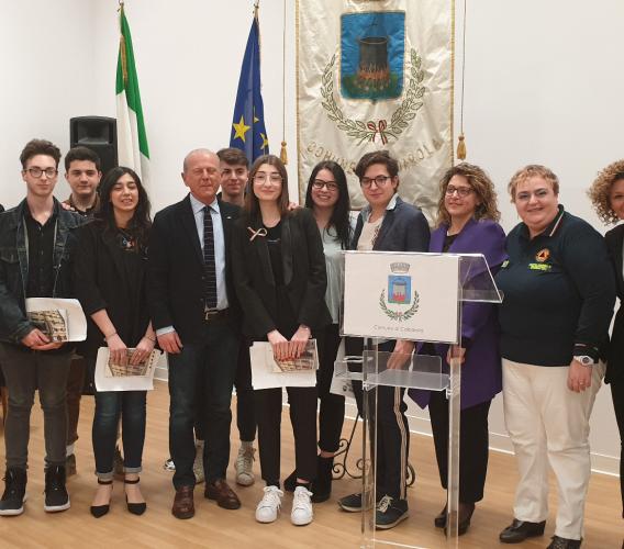 Caldarola, donata una copia della Costituzione ai neo 18enni per l'anniversario dell'Unità d'Italia