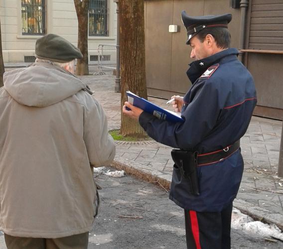 Corridonia, abbraccia un anziano e gli sfila la catenina d'oro: denunciata