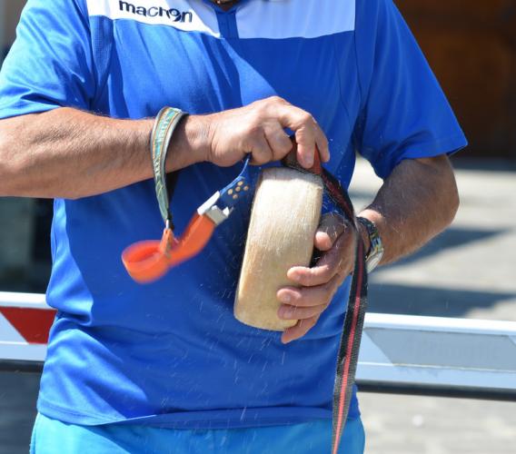 Ad Apiro la prima tappa del Campionato italiano di lancio del formaggio: appuntamento domenica 14