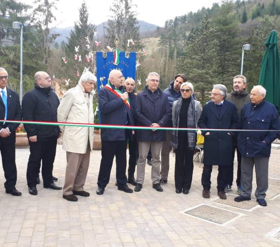 Visso, taglio del nastro per il nuovo centro commerciale donato da NeroGiardini e CariVerona (FOTO)