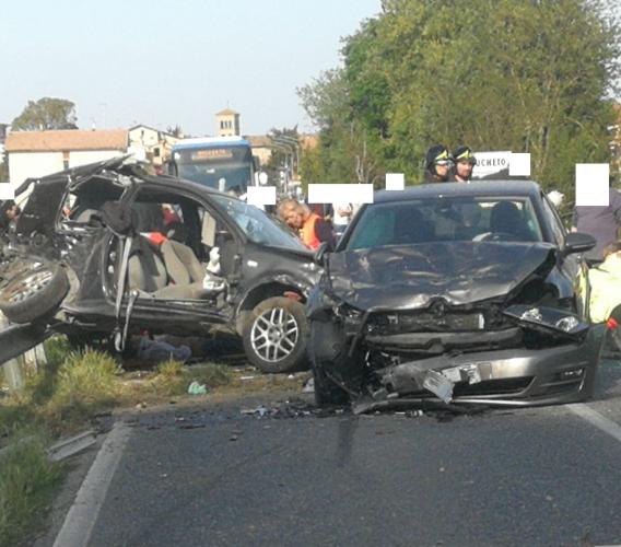 Montecassiano, frontale tra due auto: gravi padre e figlio (FOTO E VIDEO)