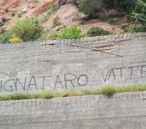 "Pignataro Vattene", continuano le scritte contro il questore