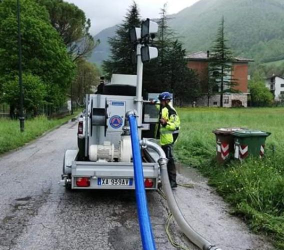 Maltempo, volontari della Protezione Civile impegnati per l'emergenza fiume Potenza nella zona di Fiuminata