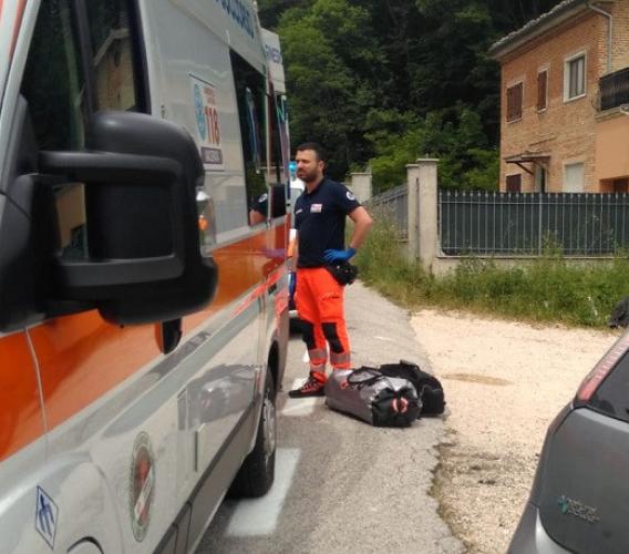Sarnano, centauro svizzero sbanda e finisce fuori strada: allertata l'eliambulanza - FOTO