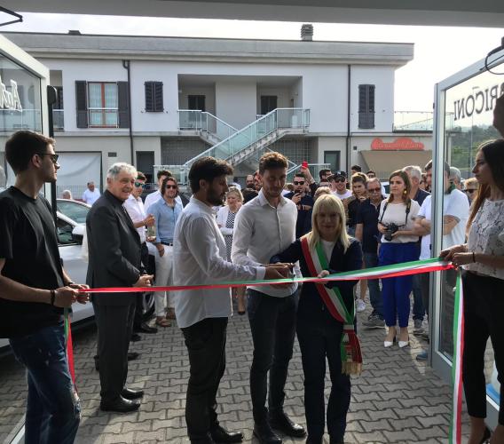 San Severino, ripresa post sisma: due fratelli avviano una concessionaria d'auto. Gli auguri del sindaco Piermattei